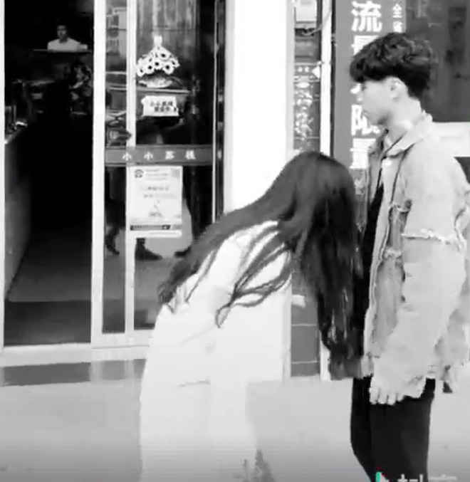 Sự thật phũ phàng của trào lưu vòng tay ôm kiếm gấu hot nhất mùa đông